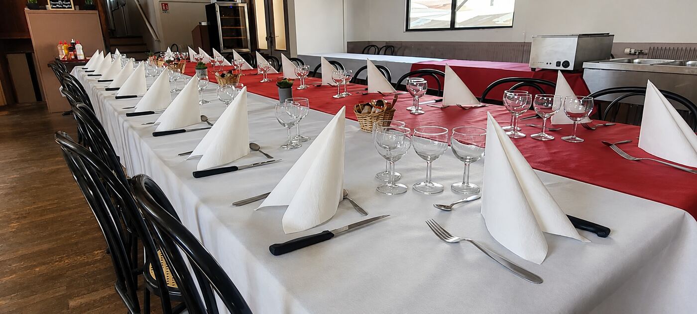 Grande tabl&eacute;e dress&eacute;e pour un banquet