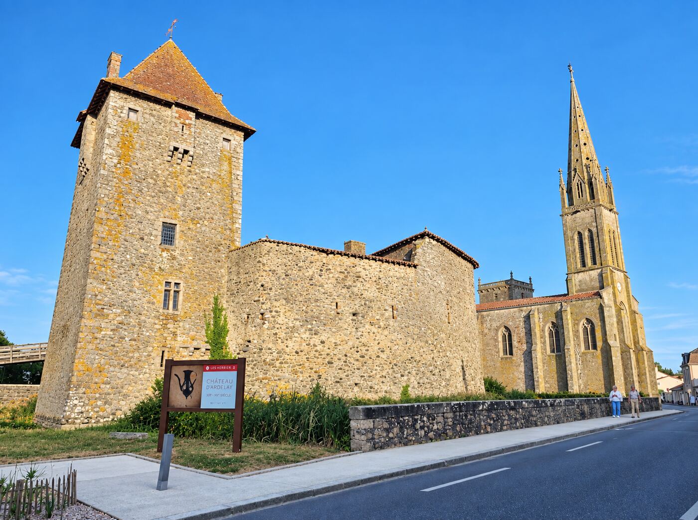 Le Donjon d'Ardelay, face au restaurant