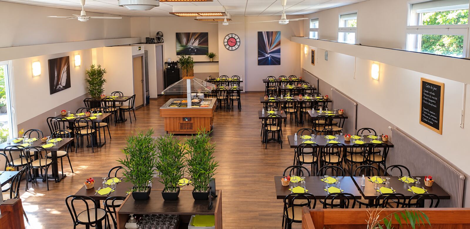 La salle du restaurant dressee pour le service